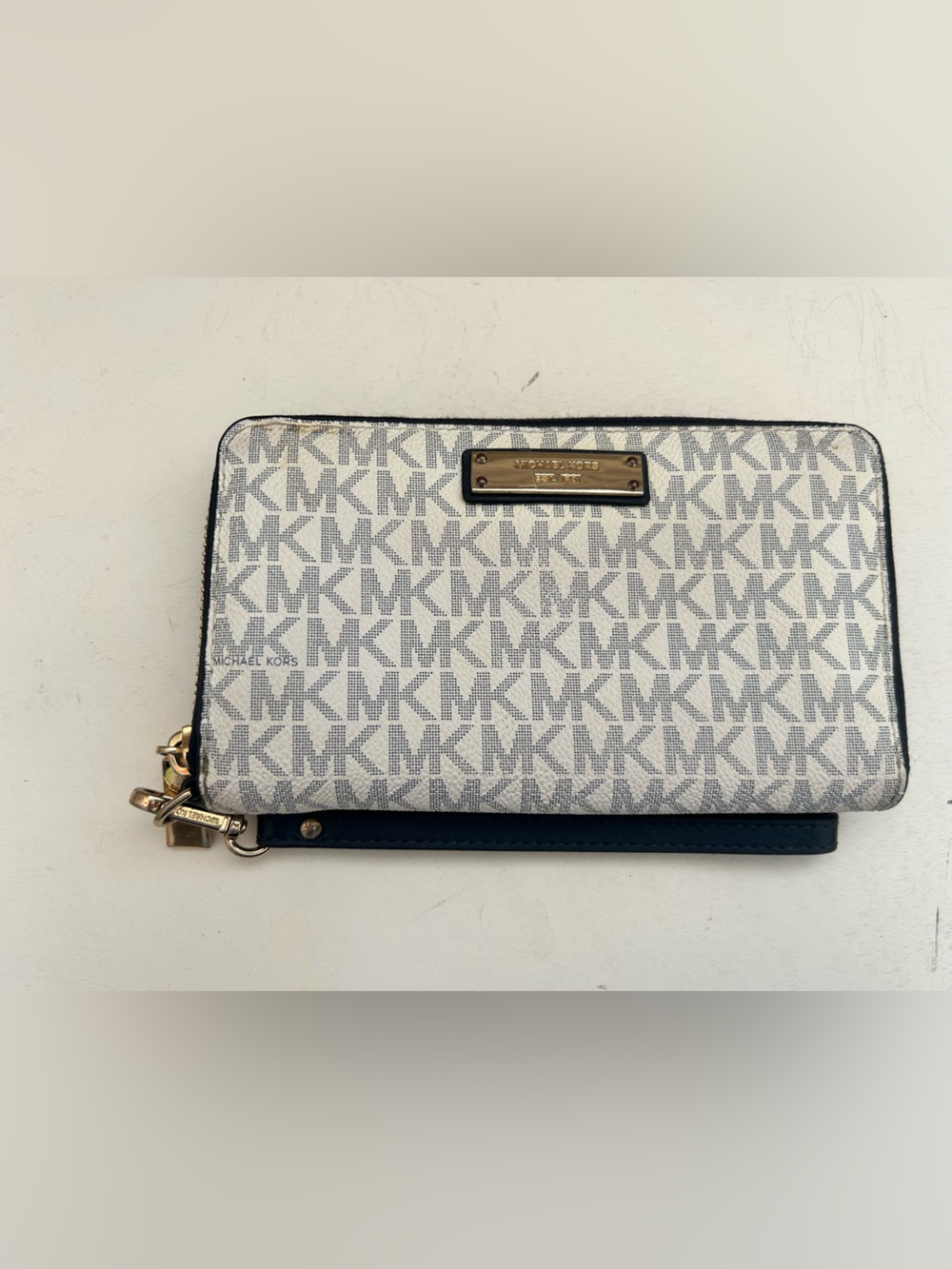 Michael Kors White & Navy Signature Logo Wristlet with Gold Plate